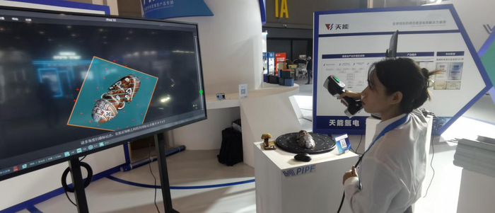 思看科技工作人员展示使用三维扫描仪扫描古代面具。贝壳财经记者 罗亦丹 摄