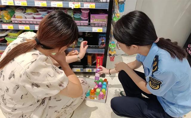 厦门一超市因“假水”摆放不当被整改。 图片来源 “厦门市场监管”微信公众号