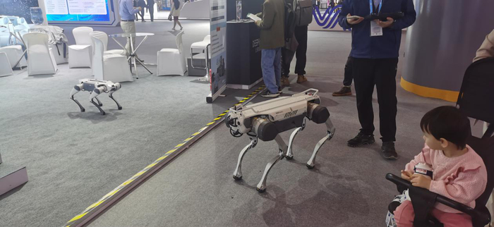 云深处科技展位的四足机器人。 贝壳财经记者 罗亦丹 摄