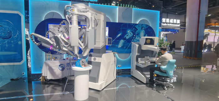 工作人员展示使用术锐机器人剥生鹌鹑蛋。 贝壳财经记者 罗亦丹 摄