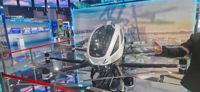 工作人员介绍EH216-S无人驾驶载人航空器。贝壳财经记者 罗亦丹 摄