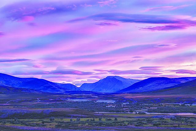 图片说明5：亚马尔-涅涅茨自治区夏季冻原的日出美景