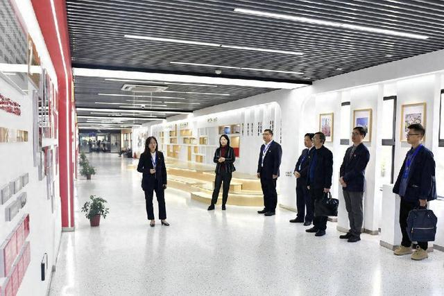 义乌市中心医院党群服务基地党建文化长廊一角 （曾庆华 摄）