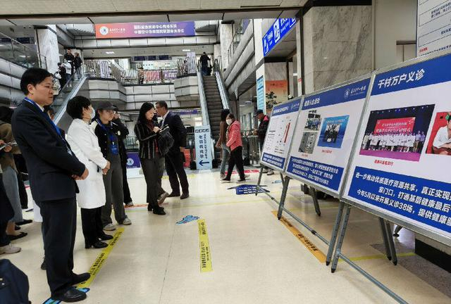 义乌市中心医院党委副书记、院长陈水芳（左一）介绍医院情况（曾庆华 摄）