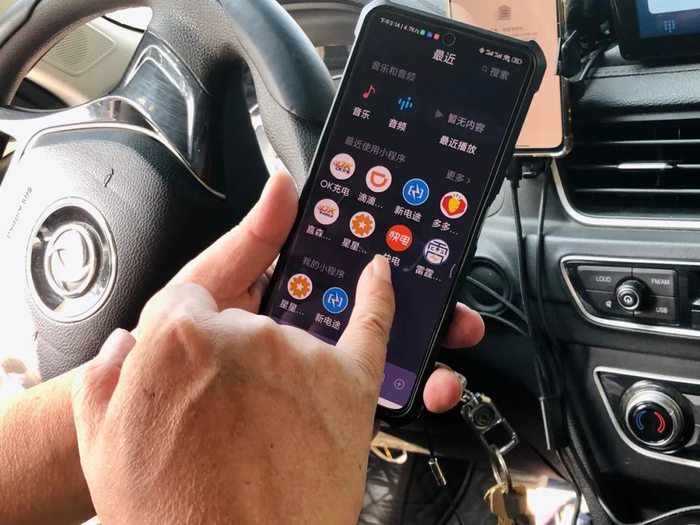 柳州市出租车司机常用多家平台来测评每日电价，以便找到市区里最优惠的充电站｜图源自作者