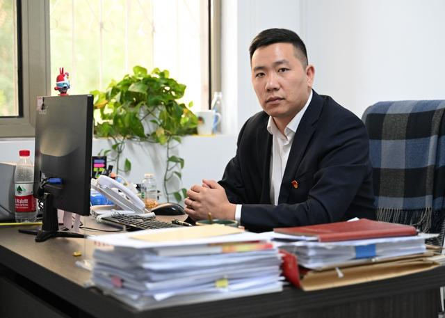 10月24日，首开集团天岳恒公司方庄项目部第十分公司经理胡浩在办公室。新京报记者 陶冉 摄
