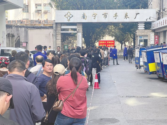 2023年11月21日，广西南宁，民众为购买桂花牌手表，在南宁市手表厂外大排长龙&nbsp;视觉中国图