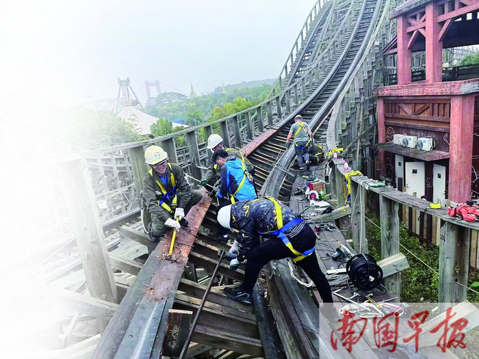 技术人员在南宁方特东盟神画检查过山车设备。 景区供图