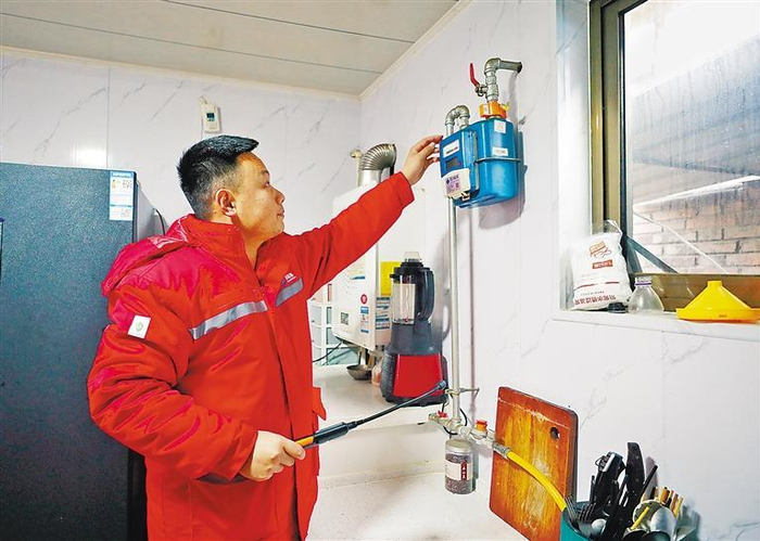     燃气公司工作人员入户为居民检查燃气设备。    本报通讯员 庞趁友 本报记者 刘磊 摄