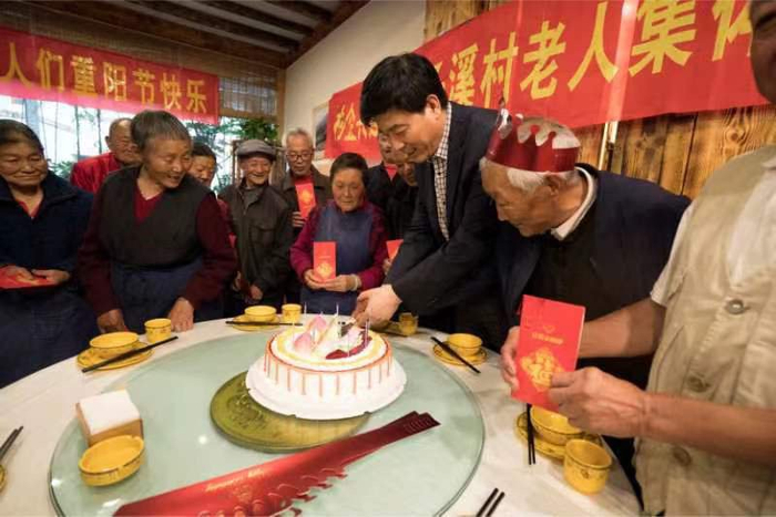 邹凌为渔子溪村老人过生日