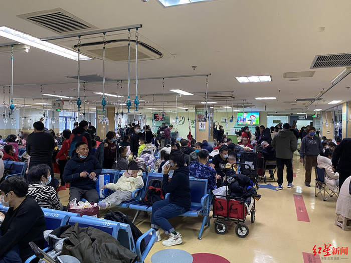 　▲北京儿童医院输液室内坐满患儿和家长 付垚 摄
