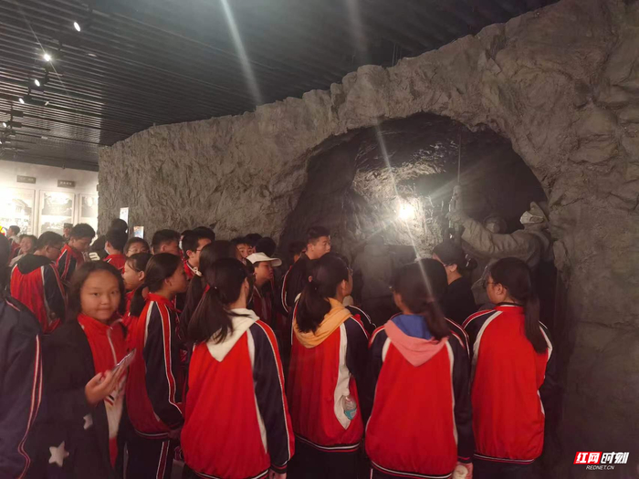 郴州市十七中组织学生来到711时光小镇研学。