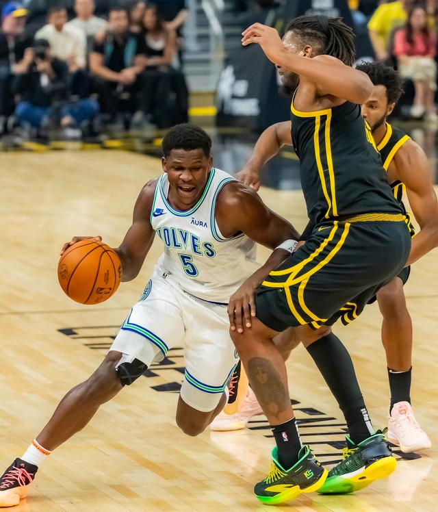 经过男篮世界杯的淬炼，爱德华兹（左）成为森林狼得分王，场均砍下26.6分。  图/新华社