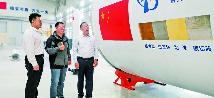 烟台银行工作人员（右一）在九天行歌科技航天有限公司调研了解企业金融需求。 记者 姚慧/摄