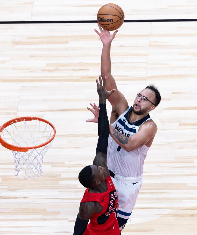 尽管数据有所下滑，但李凯尔（上）仍是森林狼重要的轮换球员。  图/新华社