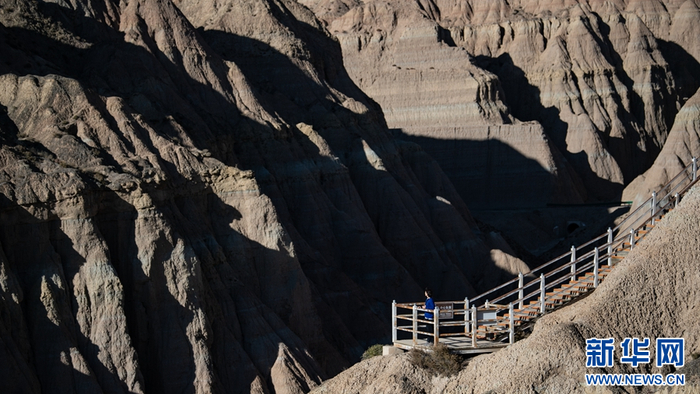 游客在龙羊峡土林地质公园景区游玩。新华网 潘彬彬 摄