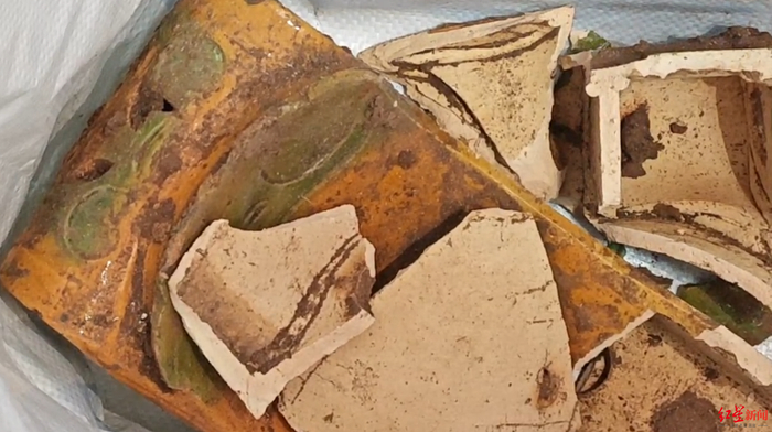 ▲嫌疑人从墓室里窃得并在逃跑时摔碎的瓷枕