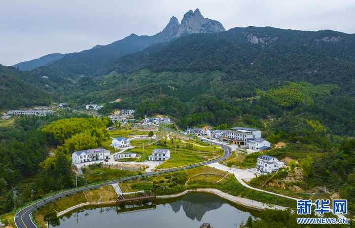   山脚下的民宿群。新华网发（仰焘 摄）