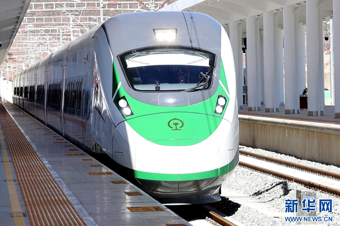 从香格里拉站发出的首趟复兴号动车（摄于11月26日）。新华网发（朱万祥 摄）