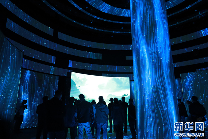 游客们在南昌市规划展示中心未来厅参观。新华网 谭茜予 摄pagebreak