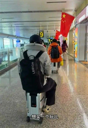 △网友在机场拍摄
