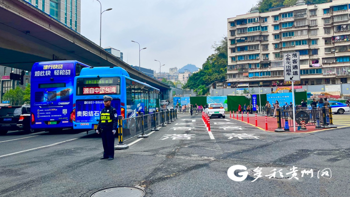 在路口北侧增设交通设施，设置小客车、出租车落客专用通道