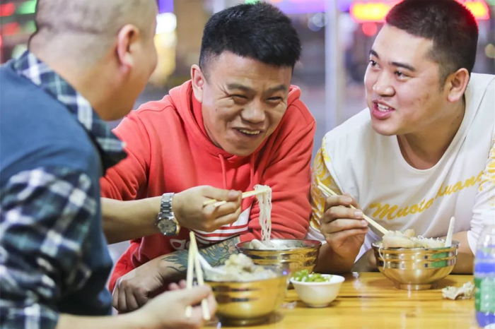 ▲一碗猪脚粉下肚，快乐似神仙。