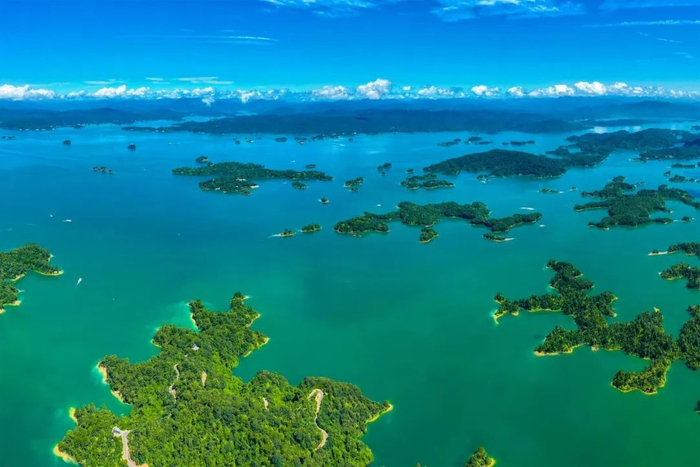 ▲天上瑶池水，人间万绿湖。