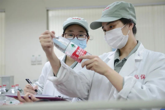 ▲农夫山泉生产把关环节