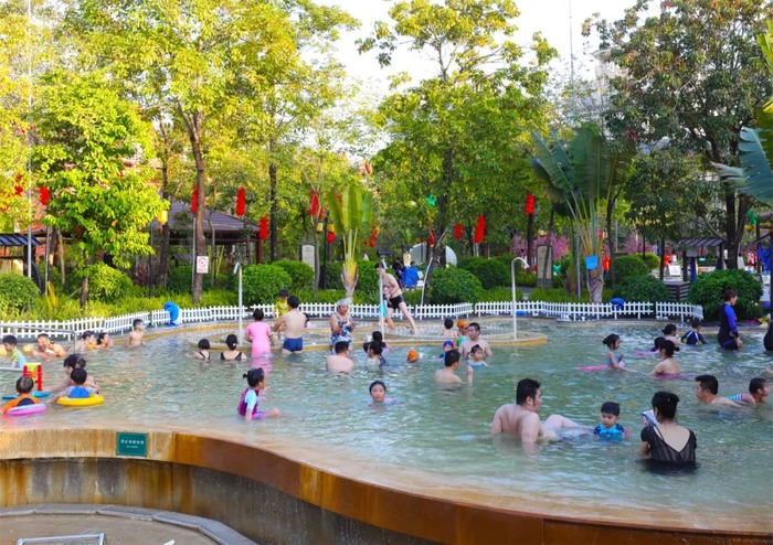 ▲许多游客慕名来到河源泡温泉