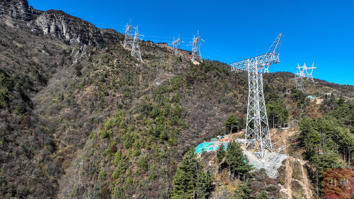 川渝特高压交流工程甘孜-天府南1000千伏线路工程川9标二郎山段正在进行组塔施工。