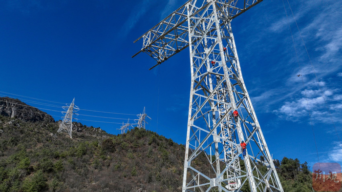 建设者们正在进行组塔施工。
