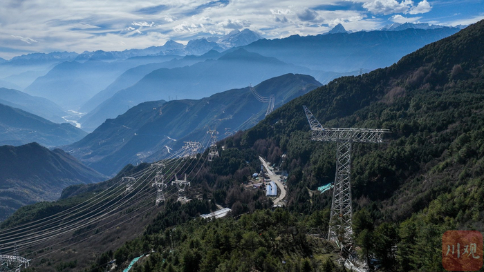 川渝特高压交流工程甘孜-天府南1000千伏线路工程川9标二郎山段。
