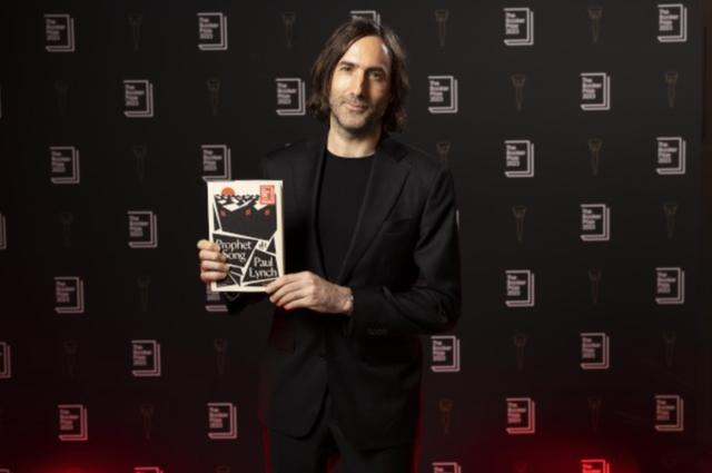 保罗·林奇（Paul Lynch）和他的《先知之歌》。图源布克奖基金会（Booker Prize Foundation）。