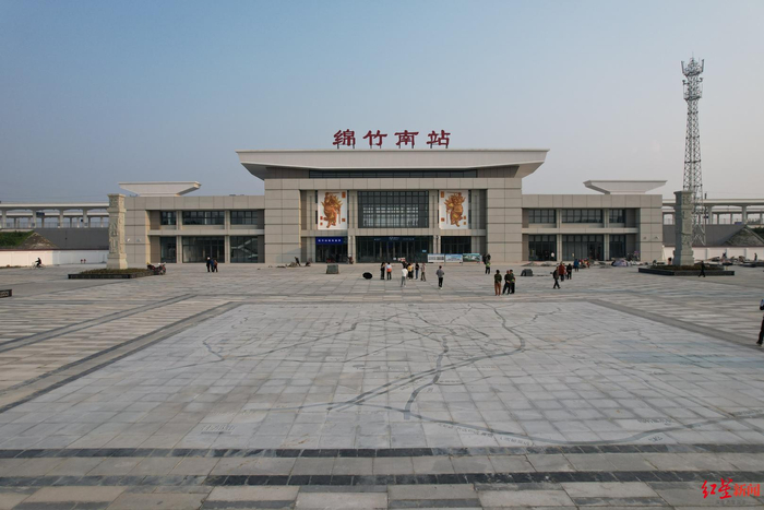  ▲绵竹南站 王明平摄