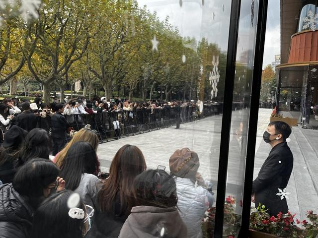 等候电竞战队入场的粉丝，张熠摄