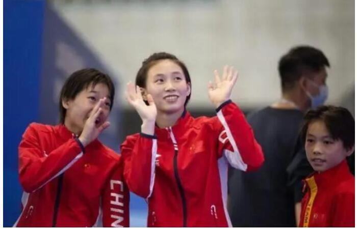 陈芋汐（中）和全红婵（左）一直是良性竞争，互相促进。新华社记者 肖艺九 摄