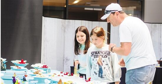 塞尔维亚“风雅·宋宴”美食文化展上，现场群众对中餐充满兴趣。 浙旅院供图