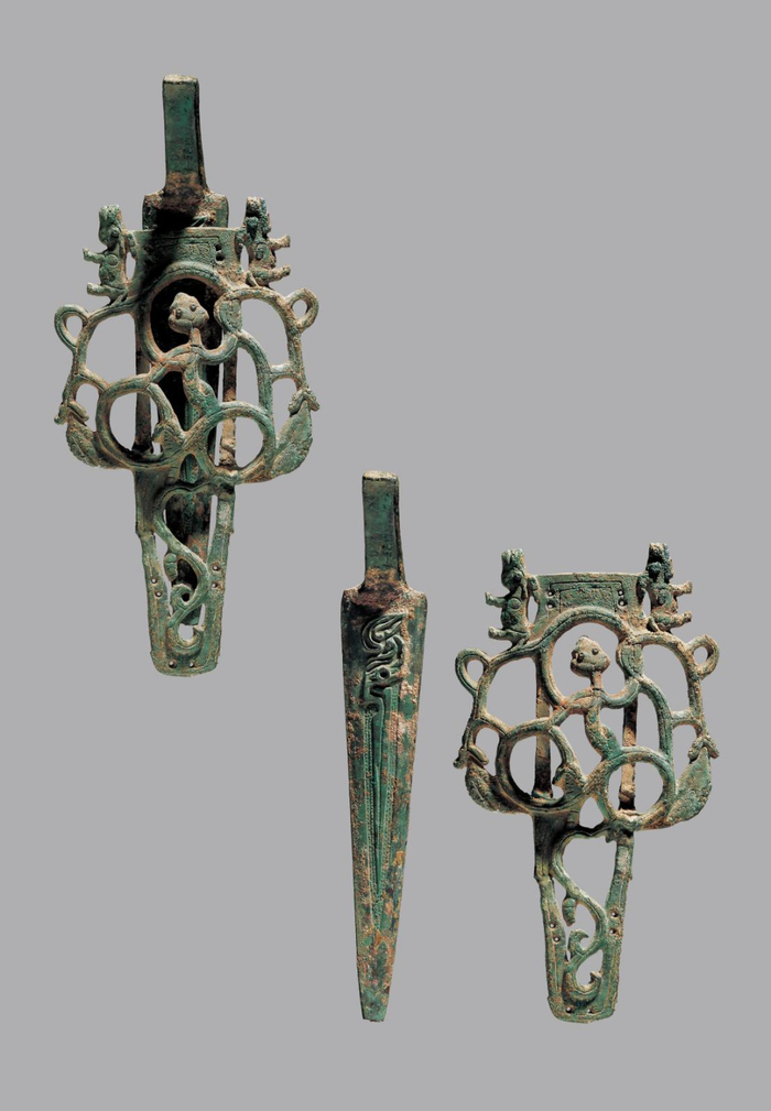 镂空鞘青铜短剑·西周·灵台县白草坡出土·甘肃省博物馆藏