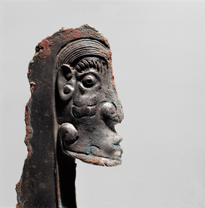 头形銎（qióng）青铜戟·西周·灵台县白草坡出土·甘肃省博物馆藏