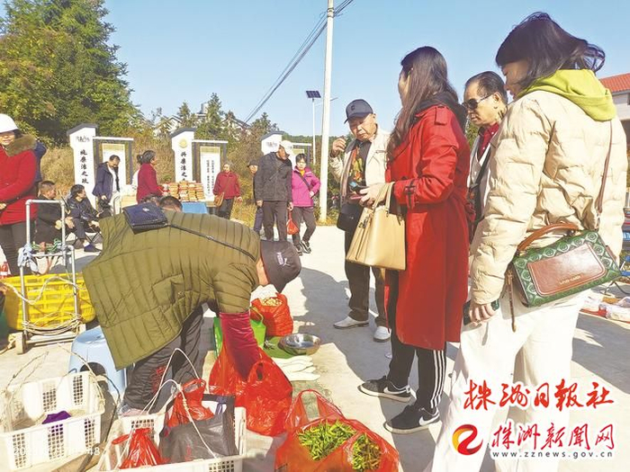 ▲古岳峰镇汤圆坳集市，来赶集的游客络绎不绝。记者/成姣兰 摄