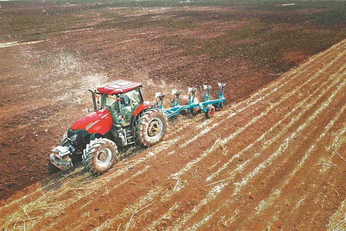     拖拉机在田间。