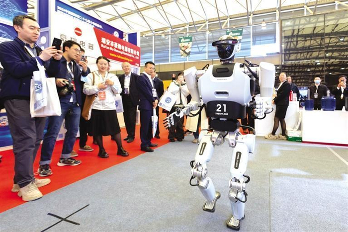     在第二十七届中国（国际）小电机技术研讨会暨展览会上，中电科机器人有限公司研制的人形机器人现场演示。新华社图片