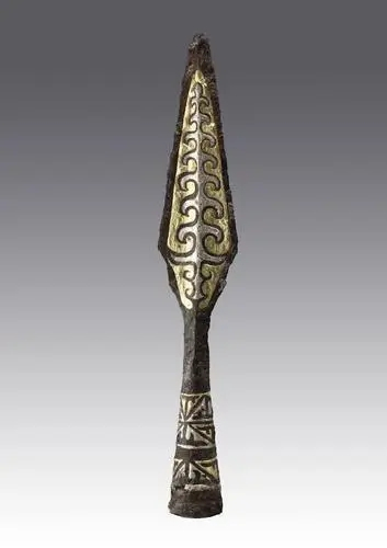 鋄（jiǎn）金银铁矛·战国晚期·马家塬遗址出土·甘肃省文物考古研究所藏