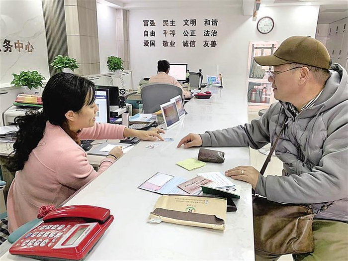 群众在便民服务中心办理业务。　记者　张涛　摄