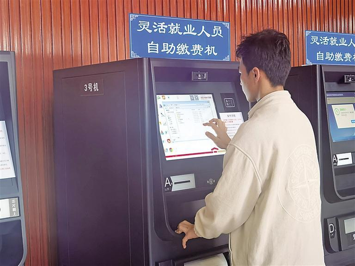 群众在银川市民大厅自助终端上办理业务。　记者　智慧　摄