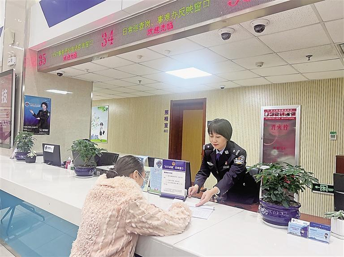 11月17日，群众在银川市民大厅公安专区“办不成事”反映窗口咨询。　记者　智慧　摄