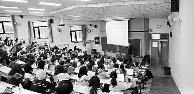 中国政法大学国际法学课上，学生们正在认真听讲。中国政法大学供图