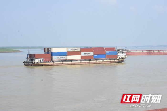 从城陵矶港出发的货船。