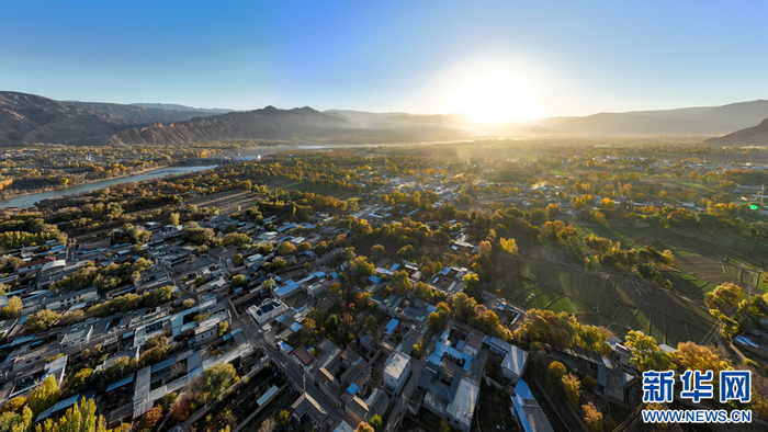 航拍青海省海东市化隆回族自治县甘都镇阿河滩村.新华网发(郭勇良 摄)